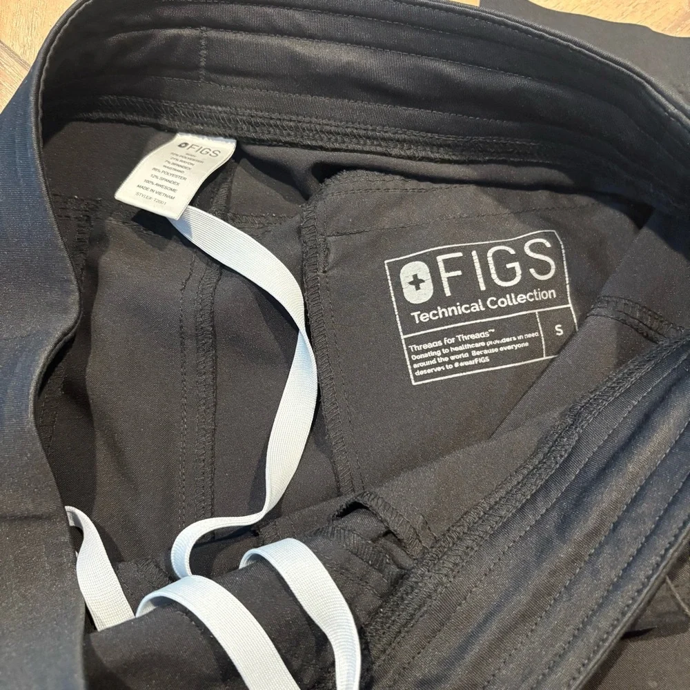 Figs Men's Black and Light Gray Cargo Scrub Pants Technical Collection Size S